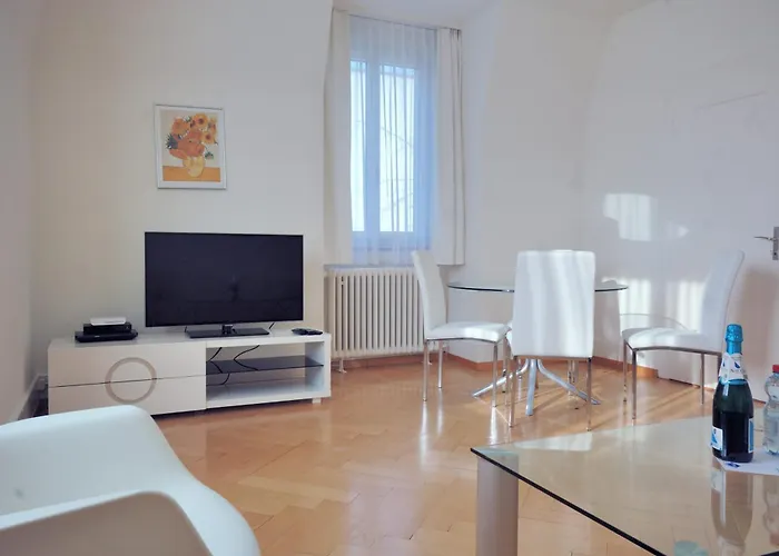 Spacious 2-bedroom Near - Stardust 32 Apartman *