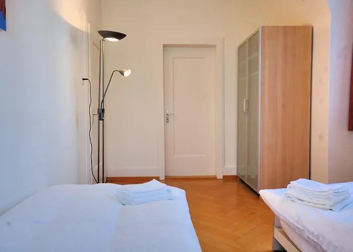 Spacious 2-bedroom Near - Stardust 32 *