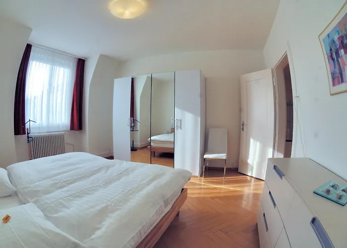 Spacious 2-bedroom Near - Stardust 32 Apartman *
