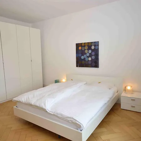 2br Flat Near And - Stardust 22 דירה