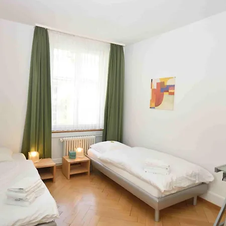 2br Flat Near And - Stardust 22 דירה