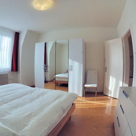 Spacious 2-bedroom Near - Stardust 32 Apartman *